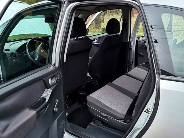 Серый Опель Мерива, объемом двигателя 1.6 л и пробегом 220 тыс. км за 4400 $, фото 2 на Automoto.ua