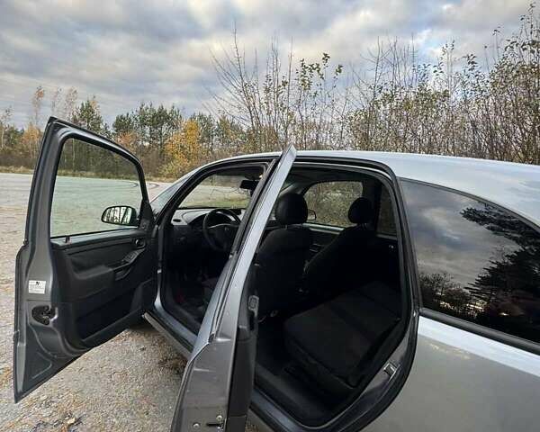 Серый Опель Мерива, объемом двигателя 1.69 л и пробегом 262 тыс. км за 3900 $, фото 7 на Automoto.ua