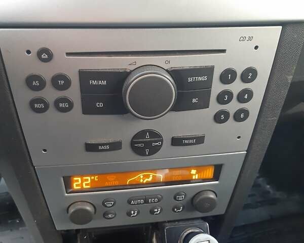 Серый Опель Мерива, объемом двигателя 1.6 л и пробегом 240 тыс. км за 4200 $, фото 10 на Automoto.ua