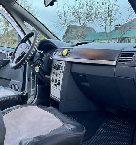 Серый Опель Мерива, объемом двигателя 1.7 л и пробегом 304 тыс. км за 5000 $, фото 6 на Automoto.ua