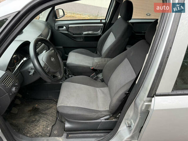 Серый Опель Мерива, объемом двигателя 1.69 л и пробегом 333 тыс. км за 3375 $, фото 10 на Automoto.ua