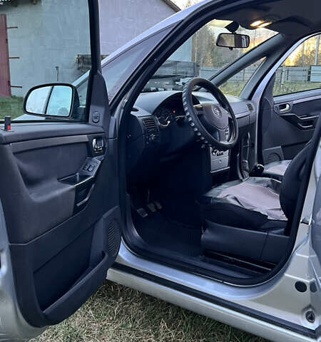 Серый Опель Мерива, объемом двигателя 1.7 л и пробегом 304 тыс. км за 5000 $, фото 15 на Automoto.ua