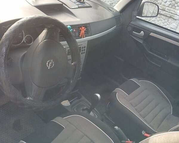 Серый Опель Мерива, объемом двигателя 1.6 л и пробегом 244 тыс. км за 4000 $, фото 5 на Automoto.ua