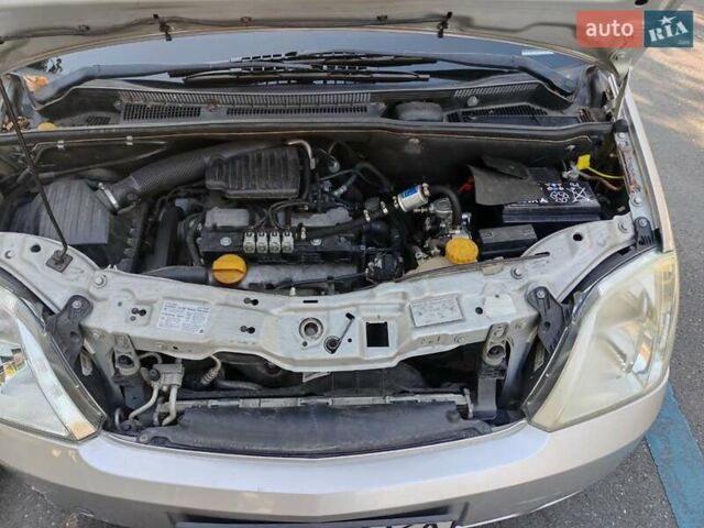 Серый Опель Мерива, объемом двигателя 1.6 л и пробегом 156 тыс. км за 3500 $, фото 4 на Automoto.ua