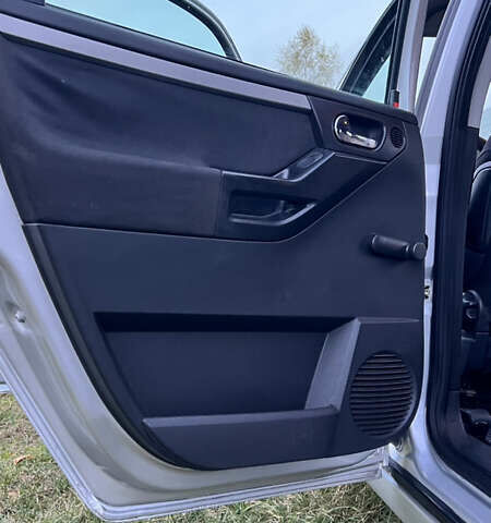 Серый Опель Мерива, объемом двигателя 1.7 л и пробегом 304 тыс. км за 5000 $, фото 12 на Automoto.ua