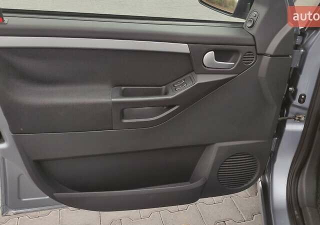 Серый Опель Мерива, объемом двигателя 1.6 л и пробегом 143 тыс. км за 4300 $, фото 2 на Automoto.ua