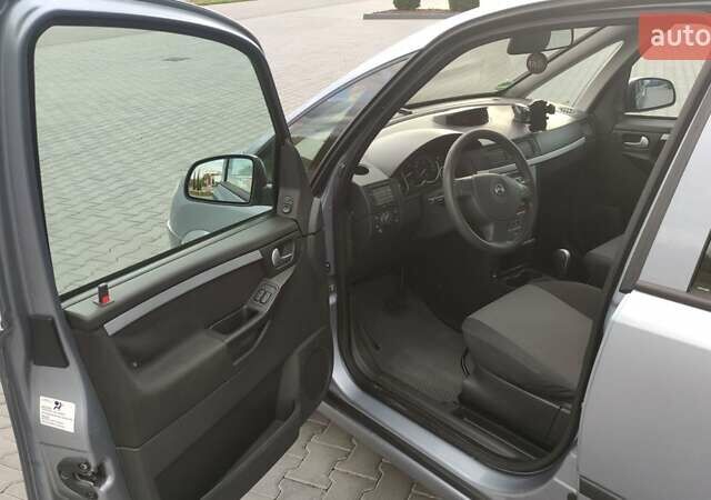 Серый Опель Мерива, объемом двигателя 1.6 л и пробегом 143 тыс. км за 4300 $, фото 1 на Automoto.ua