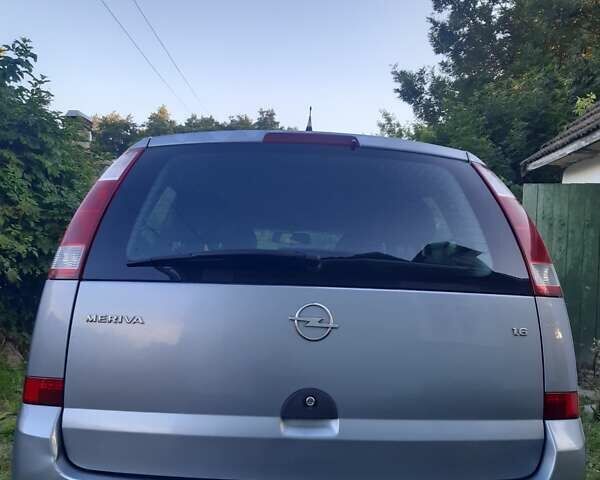 Серый Опель Мерива, объемом двигателя 1.6 л и пробегом 240 тыс. км за 4200 $, фото 1 на Automoto.ua