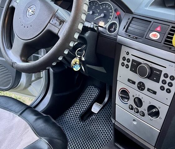 Серый Опель Мерива, объемом двигателя 1.7 л и пробегом 304 тыс. км за 5000 $, фото 5 на Automoto.ua