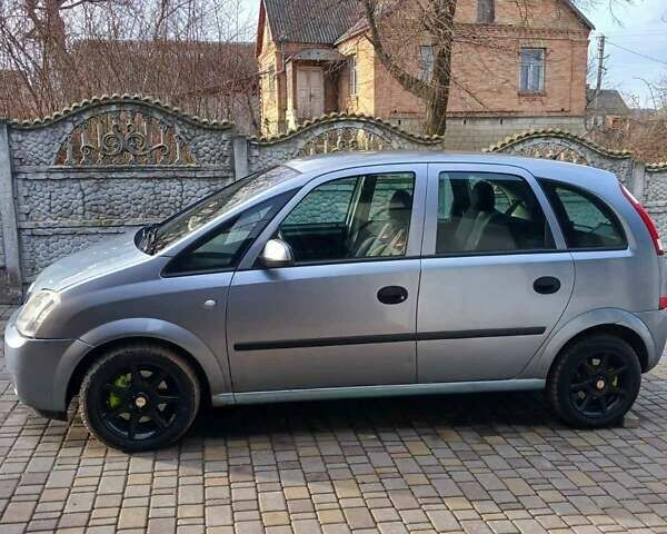 Серый Опель Мерива, объемом двигателя 1.6 л и пробегом 244 тыс. км за 4000 $, фото 1 на Automoto.ua