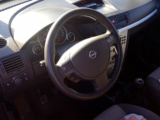 Сірий Опель Меріва, об'ємом двигуна 1.6 л та пробігом 229 тис. км за 3600 $, фото 2 на Automoto.ua