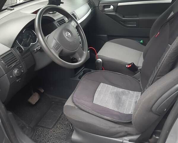 Серый Опель Мерива, объемом двигателя 1.6 л и пробегом 240 тыс. км за 4200 $, фото 4 на Automoto.ua