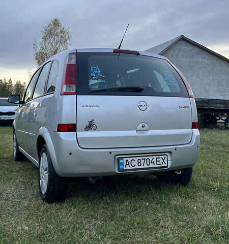 Серый Опель Мерива, объемом двигателя 1.7 л и пробегом 304 тыс. км за 5000 $, фото 4 на Automoto.ua