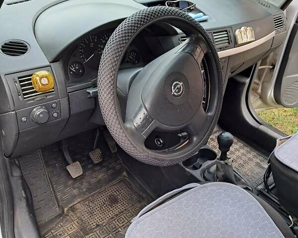 Серый Опель Мерива, объемом двигателя 1.3 л и пробегом 244 тыс. км за 3300 $, фото 4 на Automoto.ua