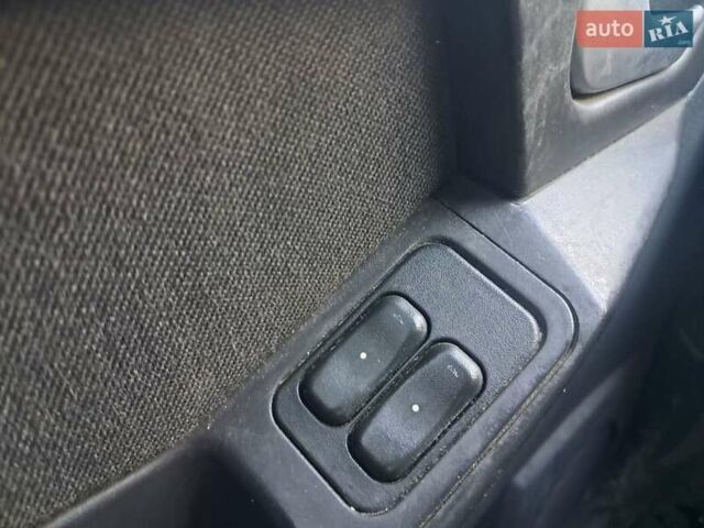 Серый Опель Мерива, объемом двигателя 1.6 л и пробегом 262 тыс. км за 2900 $, фото 25 на Automoto.ua