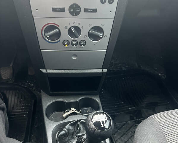 Серый Опель Мерива, объемом двигателя 1.6 л и пробегом 307 тыс. км за 3600 $, фото 12 на Automoto.ua