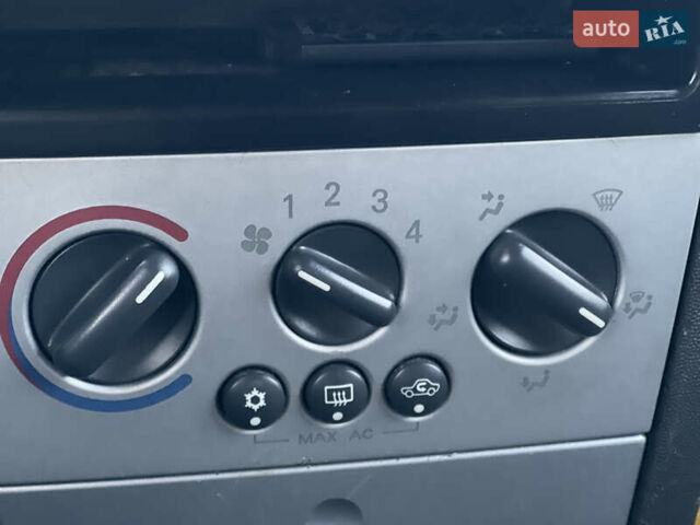 Серый Опель Мерива, объемом двигателя 1.6 л и пробегом 279 тыс. км за 3450 $, фото 22 на Automoto.ua