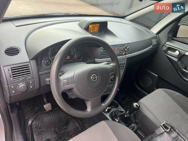 Серый Опель Мерива, объемом двигателя 1.6 л и пробегом 307 тыс. км за 3600 $, фото 2 на Automoto.ua