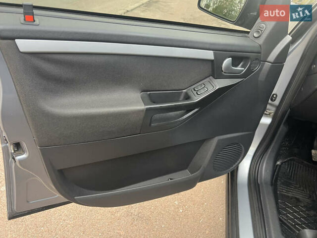 Серый Опель Мерива, объемом двигателя 1.6 л и пробегом 307 тыс. км за 3600 $, фото 6 на Automoto.ua