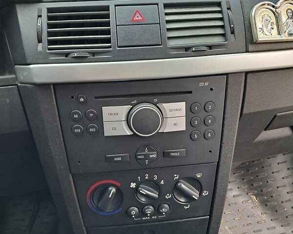 Серый Опель Мерива, объемом двигателя 1.3 л и пробегом 244 тыс. км за 3300 $, фото 5 на Automoto.ua