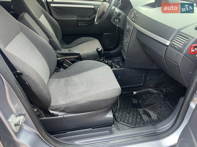 Серый Опель Мерива, объемом двигателя 1.6 л и пробегом 307 тыс. км за 3600 $, фото 5 на Automoto.ua