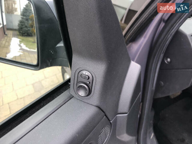 Серый Опель Мерива, объемом двигателя 1.6 л и пробегом 120 тыс. км за 4700 $, фото 35 на Automoto.ua