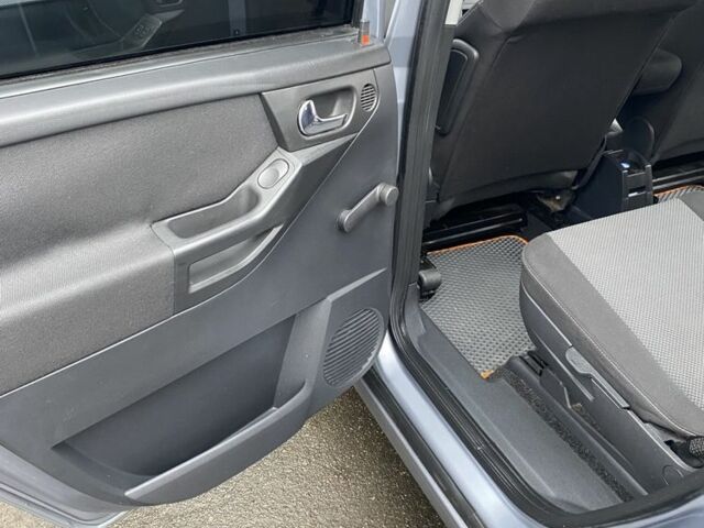 Серый Опель Мерива, объемом двигателя 1.8 л и пробегом 210 тыс. км за 3800 $, фото 21 на Automoto.ua