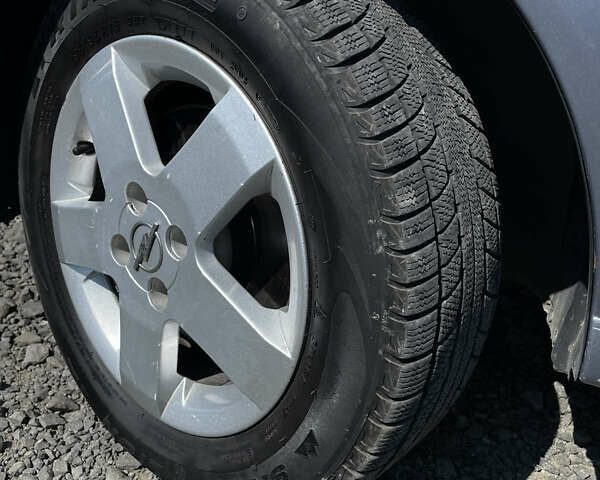 Серый Опель Мерива, объемом двигателя 1.6 л и пробегом 197 тыс. км за 4000 $, фото 6 на Automoto.ua