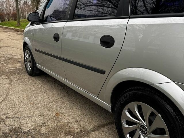 Серый Опель Мерива, объемом двигателя 1.6 л и пробегом 260 тыс. км за 4800 $, фото 4 на Automoto.ua