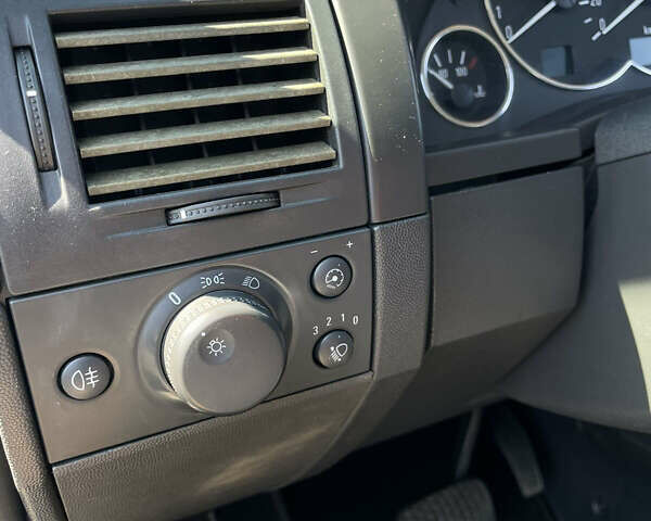 Серый Опель Мерива, объемом двигателя 1.6 л и пробегом 197 тыс. км за 4000 $, фото 13 на Automoto.ua