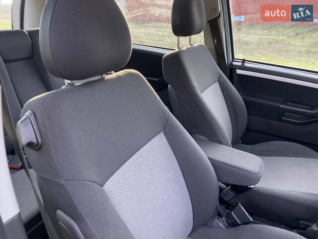 Серый Опель Мерива, объемом двигателя 1.6 л и пробегом 126 тыс. км за 4900 $, фото 10 на Automoto.ua