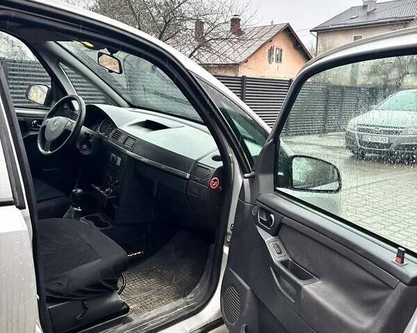 Серый Опель Мерива, объемом двигателя 1.25 л и пробегом 204 тыс. км за 4200 $, фото 2 на Automoto.ua