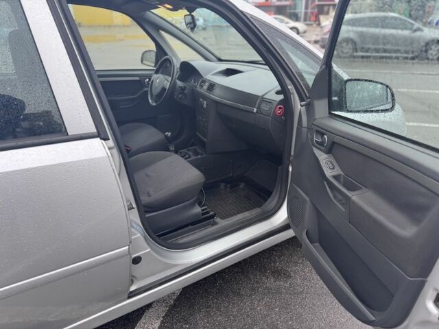 Серый Опель Мерива, объемом двигателя 1.7 л и пробегом 254 тыс. км за 3500 $, фото 7 на Automoto.ua