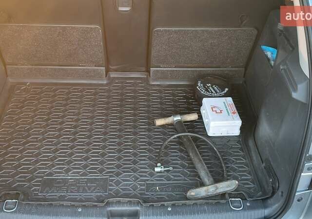 Серый Опель Мерива, объемом двигателя 1.6 л и пробегом 298 тыс. км за 4300 $, фото 10 на Automoto.ua