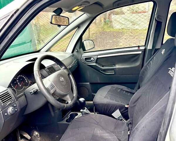 Серый Опель Мерива, объемом двигателя 1.25 л и пробегом 204 тыс. км за 4200 $, фото 1 на Automoto.ua