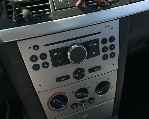 Серый Опель Мерива, объемом двигателя 1.6 л и пробегом 197 тыс. км за 4000 $, фото 12 на Automoto.ua