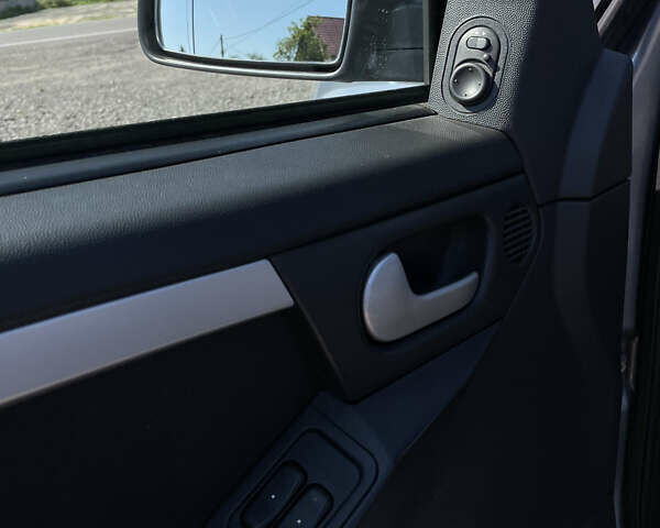 Серый Опель Мерива, объемом двигателя 1.6 л и пробегом 197 тыс. км за 4000 $, фото 11 на Automoto.ua