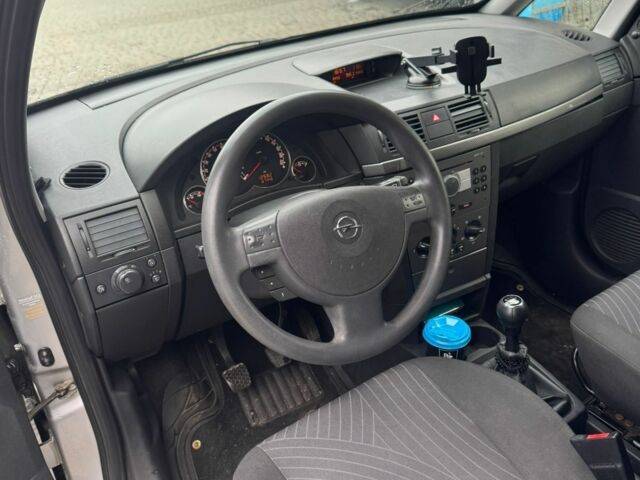 Серый Опель Мерива, объемом двигателя 1.6 л и пробегом 168 тыс. км за 4000 $, фото 7 на Automoto.ua