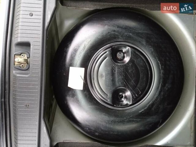 Сірий Опель Меріва, об'ємом двигуна 1.61 л та пробігом 193 тис. км за 4900 $, фото 11 на Automoto.ua