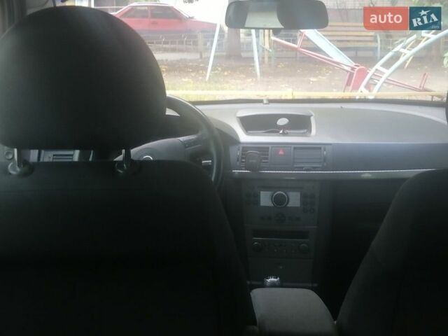 Серый Опель Мерива, объемом двигателя 1.25 л и пробегом 305 тыс. км за 4000 $, фото 2 на Automoto.ua