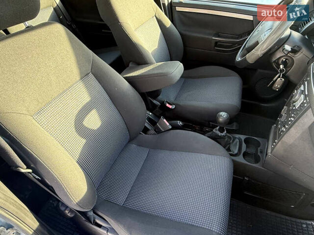 Сірий Опель Меріва, об'ємом двигуна 1.6 л та пробігом 160 тис. км за 4850 $, фото 27 на Automoto.ua