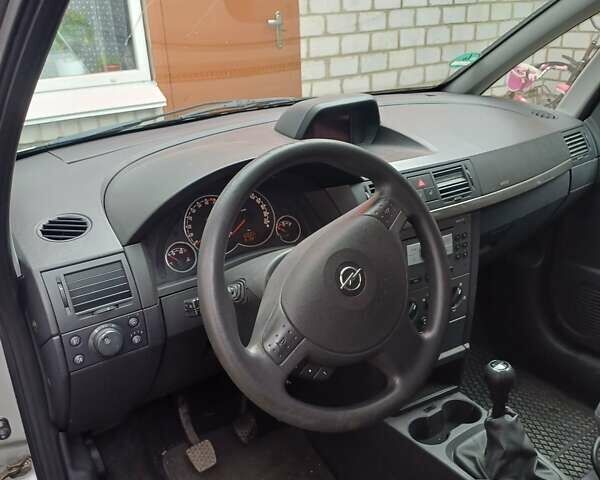 Серый Опель Мерива, объемом двигателя 1.6 л и пробегом 131 тыс. км за 4000 $, фото 4 на Automoto.ua