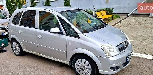 Серый Опель Мерива, объемом двигателя 1.6 л и пробегом 183 тыс. км за 3600 $, фото 4 на Automoto.ua