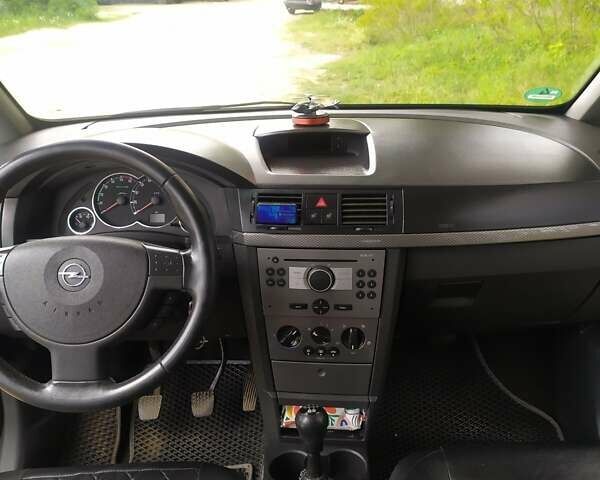 Серый Опель Мерива, объемом двигателя 1.2 л и пробегом 270 тыс. км за 3300 $, фото 2 на Automoto.ua