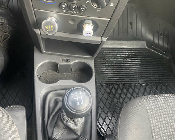 Серый Опель Мерива, объемом двигателя 1.36 л и пробегом 196 тыс. км за 2899 $, фото 21 на Automoto.ua