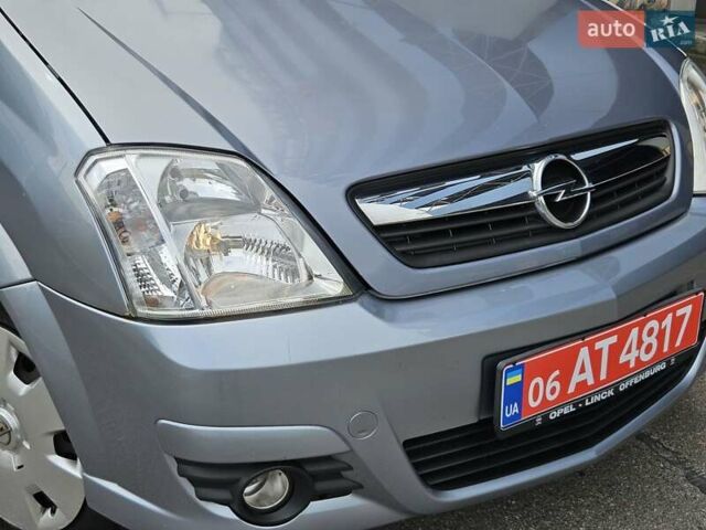 Серый Опель Мерива, объемом двигателя 1.6 л и пробегом 209 тыс. км за 3999 $, фото 2 на Automoto.ua