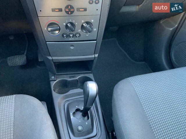 Серый Опель Мерива, объемом двигателя 1.6 л и пробегом 270 тыс. км за 4999 $, фото 31 на Automoto.ua