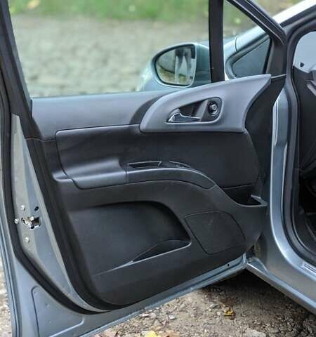 Серый Опель Мерива, объемом двигателя 1.3 л и пробегом 220 тыс. км за 5500 $, фото 29 на Automoto.ua