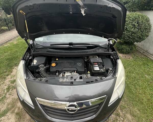 Серый Опель Мерива, объемом двигателя 1.25 л и пробегом 258 тыс. км за 5500 $, фото 9 на Automoto.ua