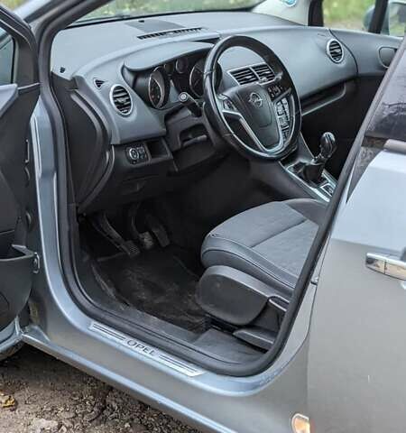 Серый Опель Мерива, объемом двигателя 1.3 л и пробегом 220 тыс. км за 5500 $, фото 28 на Automoto.ua